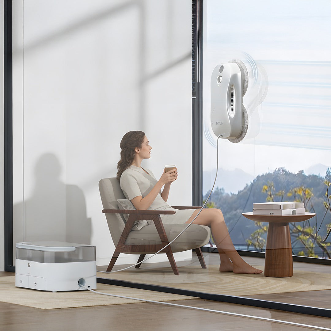 Fensterputzroboter auf Glasfläche in Aktion – gleichmäßige Fensterreinigung